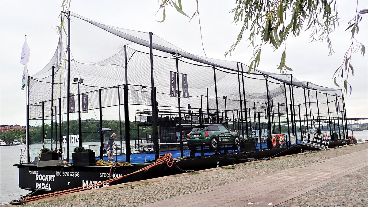 Un campo da padel montato su una chiatta ormeggiata a Stoccolma